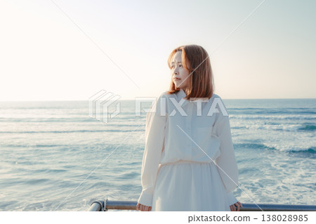 A woman whose eyes close at the beach 138028985