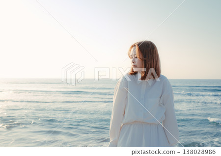 一個女人的眼睛靠近海灘 一個女人的眼睛靠近海灘 138028986