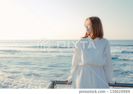 一個女人的眼睛靠近海灘 一個女人的眼睛靠近海灘 138028989