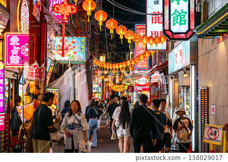 [Kanagawa Prefecture] Yokohama Chinatown at night has a dazzling atmosphere. 138029017