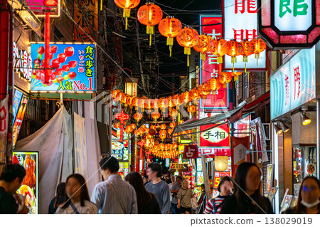 [Kanagawa Prefecture] Yokohama Chinatown at night has a dazzling atmosphere. 138029019
