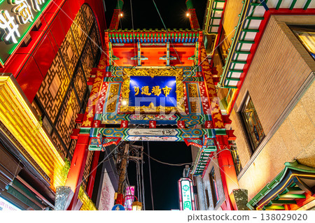 [Kanagawa Prefecture] Yokohama Chinatown at night has a dazzling atmosphere. 138029020