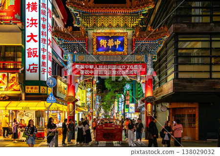 [Kanagawa Prefecture] Yokohama Chinatown at night has a dazzling atmosphere. 138029032