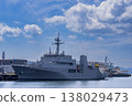 日本海上自衛隊驅逐艦停靠在港口 138029473