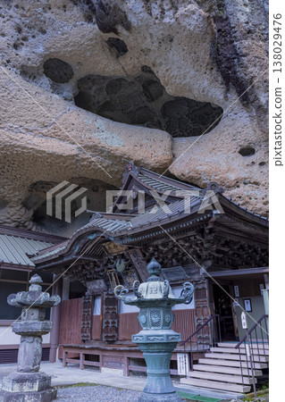 建於洞穴中的古代寺廟的主殿和石燈籠 建於洞穴中的古代寺廟的主殿和石燈籠 138029476