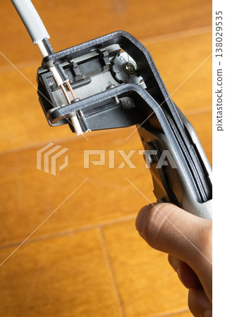 用剝線鉗剝去VVF電纜的絕緣層。 138029535