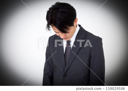 一位穿著西裝、神情沮喪的中年商人。 138029586