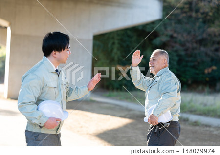 工程師們在一天工作結束後道別 工程師們在一天工作結束後道別 138029974