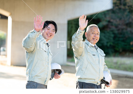 工程師們在一天工作結束後道別 138029975