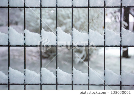 積雪覆蓋的柵欄 - 冬季背景圖片 138030001