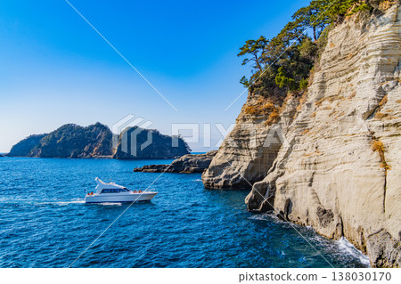（靜岡縣）前往狗島和天魔洞的觀光船 138030170