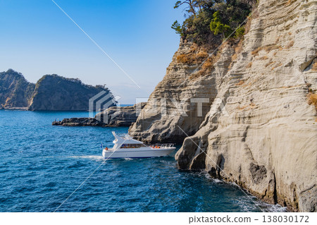 （靜岡縣）前往狗島和天魔洞的觀光船 138030172