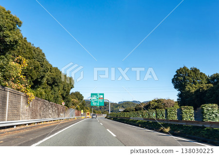 靜岡縣靜岡市：一輛轎車即將抵達東名高速公路清水樞紐附近。 138030225