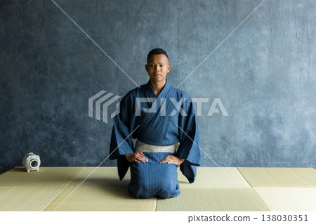 身穿浴衣的外國男子 身穿浴衣的外國男子 138030351