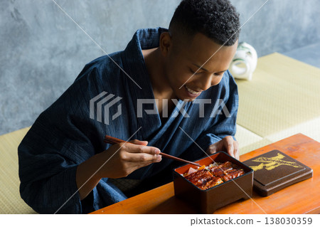 身穿浴衣的外國男子 身穿浴衣的外國男子 138030359