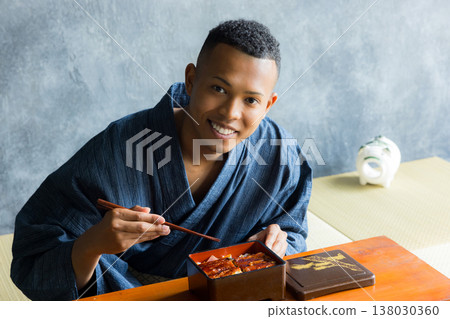 身穿浴衣的外國男子 身穿浴衣的外國男子 138030360