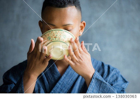身穿浴衣的外國男子 138030363