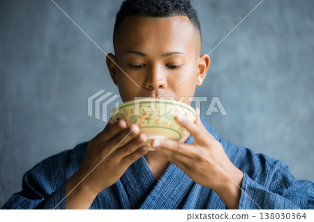 身穿浴衣的外國男子 138030364