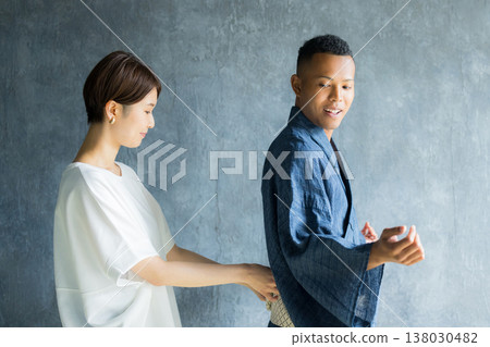 Foreign man wearing a yukata 138030482