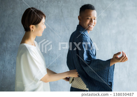 身穿浴衣的外國男子 身穿浴衣的外國男子 138030487