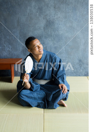 身穿浴衣的外國男子 身穿浴衣的外國男子 138030538