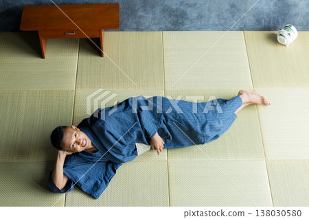 身穿浴衣的外國男子 身穿浴衣的外國男子 138030580