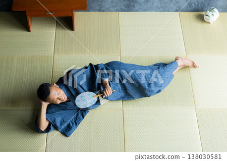 身穿浴衣的外國男子 身穿浴衣的外國男子 138030581