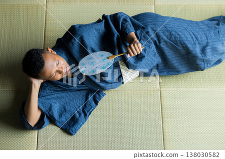身穿浴衣的外國男子 身穿浴衣的外國男子 138030582