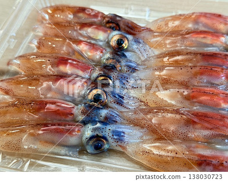 新鮮的螢火魷魚料理,無論是水煮還是做成刺身,都是富山縣滑利川市的特產。 新鮮的螢火魷魚料理,無論是水煮還是做成刺身,都是富山縣滑利川市的特產。 138030723