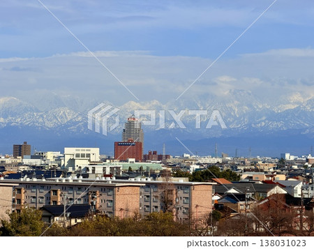 從富山縣富山市富岩運河關水公園眺望立山山脈。 從富山縣富山市富岩運河關水公園眺望立山山脈。 138031023