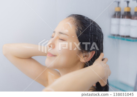 放鬆在衛生間裡的婦女 放鬆在衛生間裡的婦女 138031045