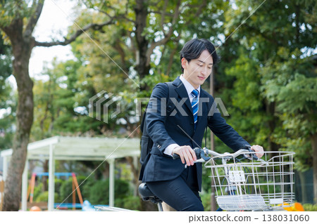 商人推著自行車走路 商人推著自行車走路 138031060