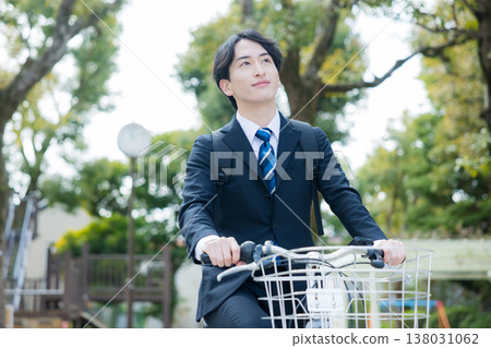 商人推著自行車走路 商人推著自行車走路 138031062