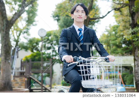 商人推著自行車走路 138031064