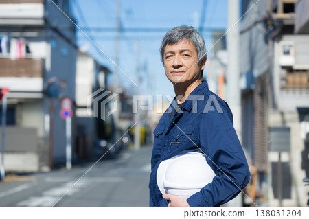 工人們走過居民區 138031204
