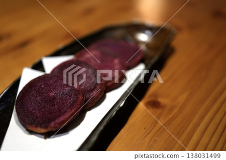 炸紫薯。沖繩特色紫薯料理。特寫鏡頭。 138031499