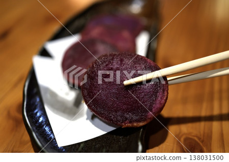 炸紫薯。沖繩特色紫薯料理。特寫鏡頭。 138031500