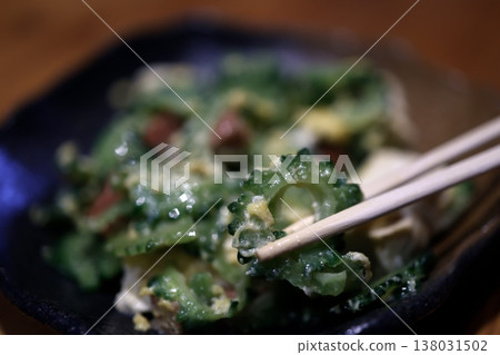 Goya Champuru(沖繩家常炒菜)。特寫鏡頭。 Goya Champuru(沖繩家常炒菜)。特寫鏡頭。 138031502