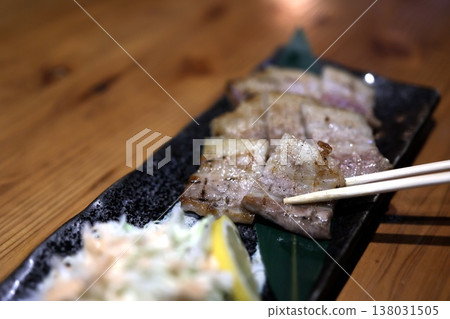 烤五花肉。一道鮮嫩多汁的菜餚。特寫鏡頭。 138031505