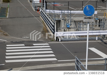 A traffic sign indicating that bicycles are permitted on the sidewalk. 138031518