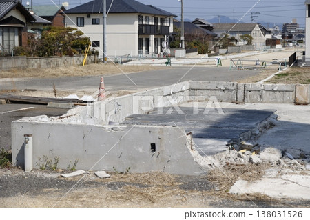 住宅區內的重建工地，目前正在進行拆除和道路建設工作。 138031526