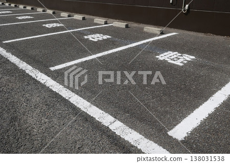 鋪設路面,並劃有停車位標線,僅供輕型汽車使用。 鋪設路面,並劃有停車位標線,僅供輕型汽車使用。 138031538