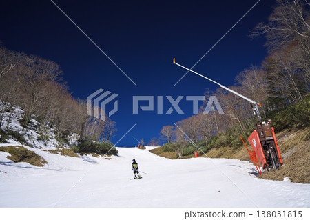 春季滑雪季期間,滑雪者們在美峰滑雪場的中間雪道上滑行。 春季滑雪季期間,滑雪者們在美峰滑雪場的中間雪道上滑行。 138031815