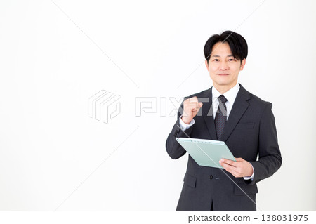 手拿活頁夾的中年商人。 138031975