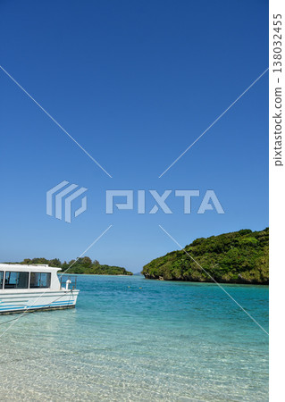 A ship floating in Kabira Bay and the blue sea A ship floating in Kabira Bay and the blue sea 138032455