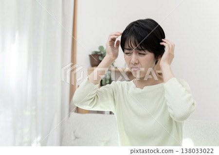 年輕女子頭痛;頭痛;偏頭痛。 年輕女子頭痛;頭痛;偏頭痛。 138033022