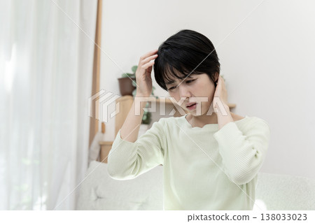年輕女子頭痛；頭痛；偏頭痛。 138033023