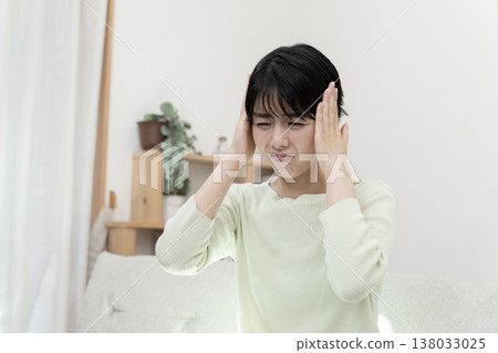 年輕女子頭痛;頭痛;偏頭痛。 年輕女子頭痛;頭痛;偏頭痛。 138033025
