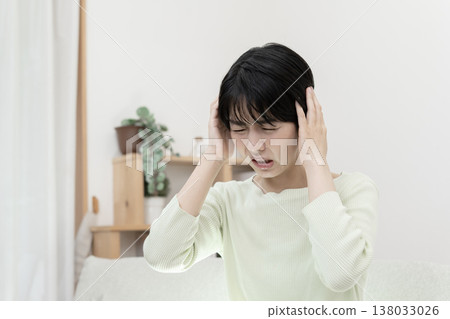 年輕女子頭痛；頭痛；偏頭痛。 138033026