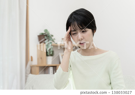Young woman with a headache; headache; migraine. Young woman with a headache; headache; migraine. 138033027